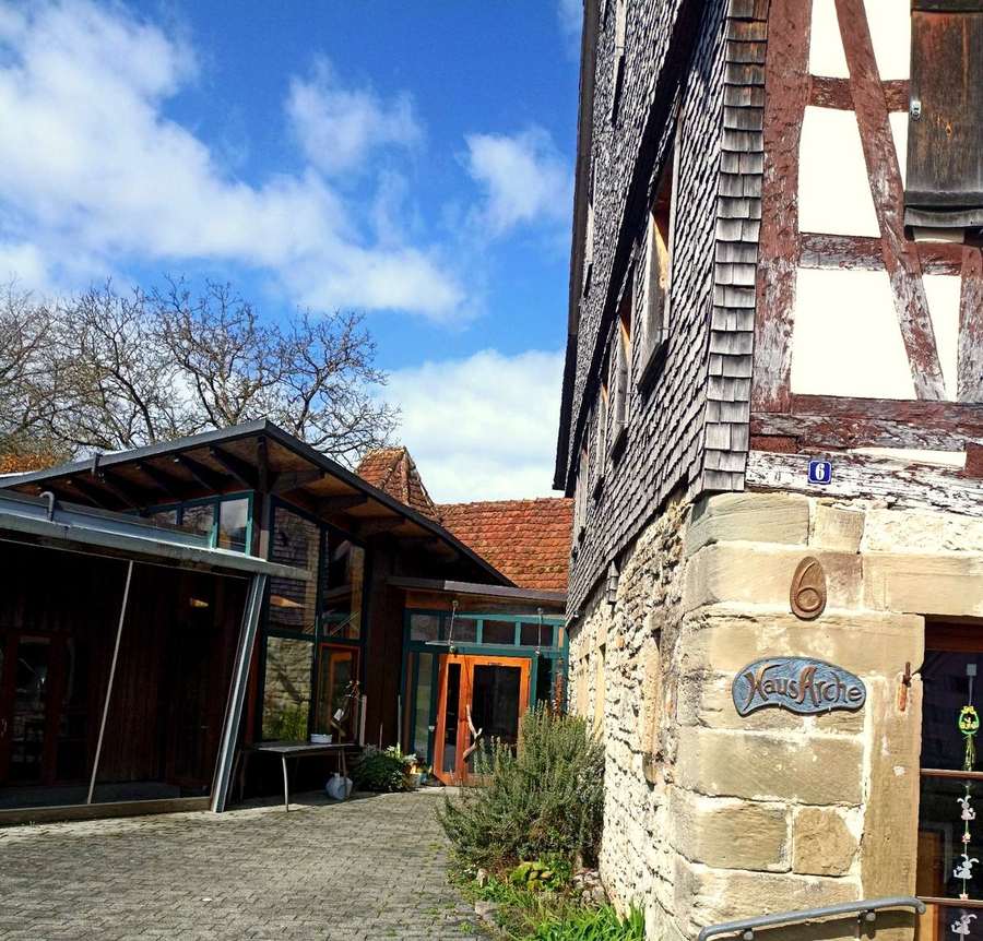 Außenansicht Haus Arche – historisches Fachwerkhaus mit ökologischem Anbau